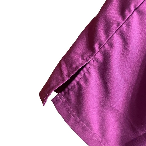 NWT Grey’s Anatomy Men’s 3 Pocket Wine Scrub Top Size Small - Picture 3 of 6